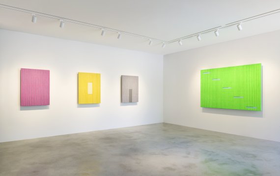 [서울=뉴시스] 국제갤러리 박서보 화백 개인전 전경.