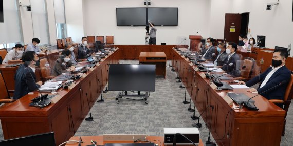 [서울=뉴시스] 최진석 기자 = 언론중재법 개정안 여야 협의체 5차 회의가 지난 14일 서울 여의도 국회 제5회의장에서 열리고 있다. (공동취재사진) 2021.09.14. photo@newsis.com
