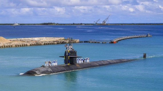 지난 8월 19일 미국령 괌에서 미 해군 로스앤젤레스급 핵추진 공격 잠수함 USS 오클라호마시티(SSN-723)함이 괌의 미 해군항으로 귀환하고 있다.AP뉴시스