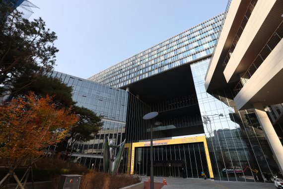 제2판교 기업지원허브 전경, 스타트업 입주공간인 중기부의 창업존을 비롯한 정보보호 클러스터(과학기술정보통신부), 콘텐츠멀티유즈랩(문화체육관광부), 드론 안전 활성화 지원센터(국가교통부) 등 다양한 창업지원기관과 초기창업기업이 입주해 있다. © 뉴스1