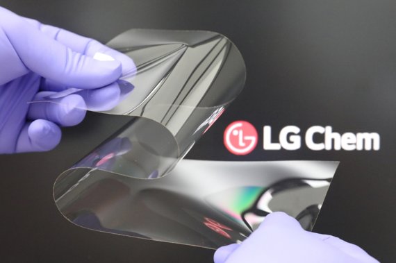 LG화학이 개발한 '리얼 폴딩 윈도우' 제품 사진. LG화학 제공.