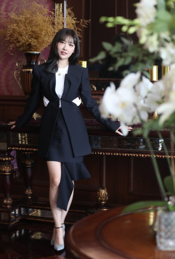 [서울=뉴시스] 고승민 기자 = 뷰티 크리에이터인 이사배 이사배아트 대표가 지난 9일 서울 세빛섬 플로팅아일랜드에서 뉴시스와 인터뷰를 하기 전 포즈를 취하고 있다. 2021.09.16. kkssmm99@newsis.com