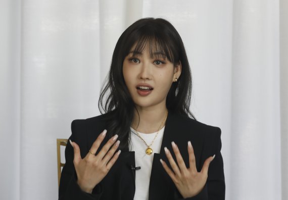 [서울=뉴시스] 고승민 기자 = 뷰티 크리에이터인 이사배 이사배아트 대표가 지난 9일 서울 세빛섬 플로팅아일랜드에서 뉴시스와 인터뷰를 하고 있다. 2021.09.16. kkssmm99@newsis.com