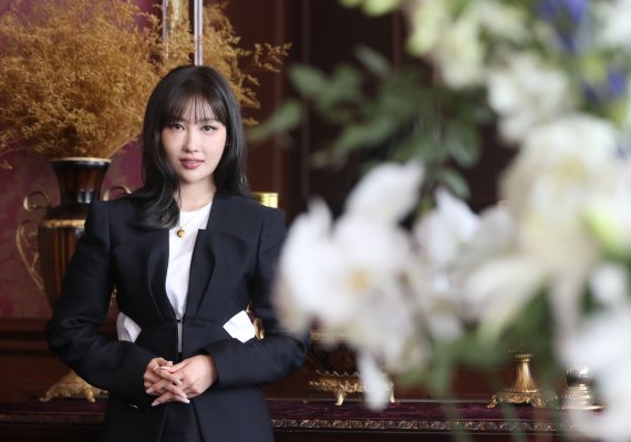 [서울=뉴시스] 고승민 기자 = 뷰티 크리에이터인 이사배 이사배아트 대표가 지난 9일 서울 세빛섬 플로팅아일랜드에서 뉴시스와 인터뷰를 하기 전 포즈를 취하고 있다. 2021.09.16. kkssmm99@newsis.com