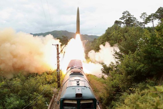 북한이 15일 철도기동미사일연대 검열사격 훈련을 진행했다. 열차에 설치된 발사대에서 미사일이 발사되고 있다.