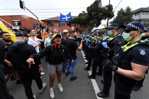 호주 멜버른에서 18일(현지시간) 코로나19 봉쇄에 항의하는 시위대가 경찰과 대치하고 있다. 멜버른이 속한 빅토리아주는 3주 봉쇄 이후에도 코로나19 확산세가 잦아들지 않자 이달초 봉쇄를 연장했다. 로이터뉴스1