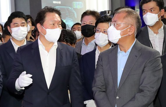 최태원 SK그룹 회장(왼쪽)과 정의선 현대자동차그룹 회장이 지난 8일 오전 경기 고양시 킨텍스에서 열린 '2021 수소모빌리티+쇼'에 참석해 이야기를 나누고 있다. 2021.9.8/뉴스1 © News1 이성철 기자