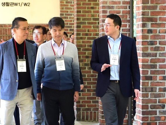 구광모 LG그룹 회장(사진 오른쪽)이 지난 2019년9월 24일 경기도 이천에 위치한 LG인화원에서 열린 사장단 워크숍에 참석해 권영수 ㈜LG 부회장, 조준호 LG인화원 사장 등 최고경영진과 대화하며 이동하고 있다.(㈜LG 제공) 2019.9.24/뉴스1 © 뉴스1