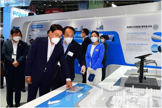 최정우 포스코그룹 회장이 지난 8일 경기 고양시 킨텍스에서 열린 '2021 수소모빌리티+쇼' 포스코 부스를 둘러보고 있다.(포스코 제공) © 뉴스1