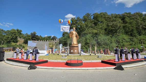 18일 충남 공주 공산성 금서루 앞 연문광장에서 열린 무령왕 동상 제막행사 모습.