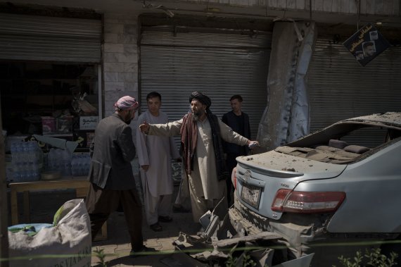 아프가니스탄 수도 카불에서 탈레반 조직원들과 주민들이 폭탄 테러가 발생한 현장을 둘러보고 있다. 뉴시스 제공