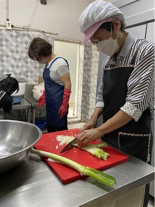 김숙희씨가 1000원 식당인 광주 해뜨는식당에서 직접 요리를 하며 봉사에 나섰다. 사진=이낙연 캠프