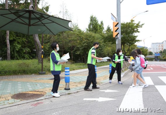 하남시의회 의정봉사단(이영준-이영아-김낙주 의원) 17일 풍산초등학교 일대에서 교통안전수칙 팸플릿 배포. 사진제공=하남시의회