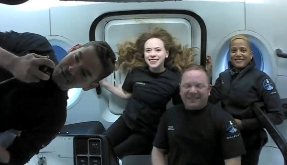 스페이스X의 우주선 크루드레건의 승무원들이 지구로 귀환 하루전인 지난 17일(현지시간) 무중력 상태로 기념 촬영을 하고 있다. 크루드레건은 18일 미국 플로리다주 앞바다로 무사히 귀환했다.로이터뉴스1
