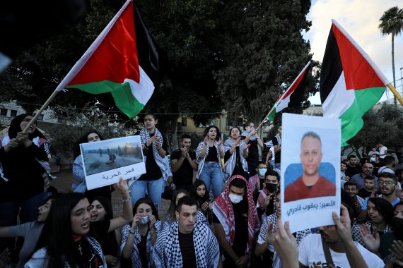 지난 11일 이스라엘 나자렛에서 탈옥한 6명의 팔레스타인 죄수를 지지하는 시위가 벌어지고 있다.로이터뉴스1