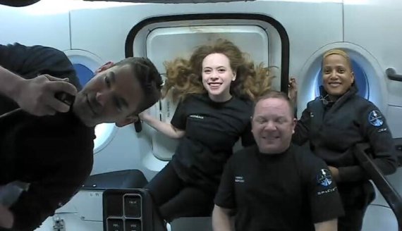 스페이스X가 제공한 사진으로 크루 드래건에 탑승한 민간인 우주 관광객들의 모습. 뉴시스