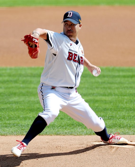 [서울=뉴시스] 추상철 기자 = 12일 오후 서울 송파구 잠실야구장에서 열린 2021 신한은행 SOL KBO리그 LG 트윈스와 두산베어스의 경기. 두산 선발투수 유희관이 역투하고 있다. 2021.09.12. scchoo@newsis.com