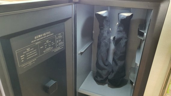 삼성 비스포크 슈드레서에서 부츠를 관리하는 모습. © News1 정상훈 기자