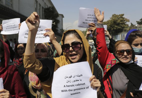 [카불=AP/뉴시스] 지난 3일(현지시간) 아프가니스탄 카불에서 여성들이 탈레반 정권하에서 자신들의 권리를 요구하기 위한 시위를 벌이고 있다. 20221.09.20.
