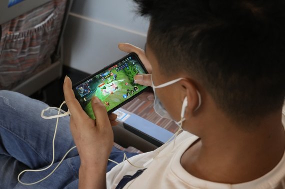 2021년 9월 15일 중국 베이징의 고속철에서 한 시민이 모바일 게임을 플레이하고 있다.AP뉴시스