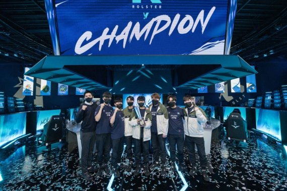 ‘리그오브레전드: 와일드리프트’로 진행된 한국 지역 첫 공식대회에서 무실세트 우승을 차지한 ‘롤스터 Y’. 라이엇 게임즈 제공