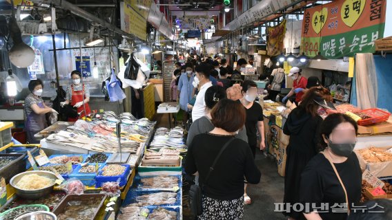 추석 연휴인 20일 오후, 시민들이 서울 강서구 강서로 송화벽화시장을 찾아 제수용품을 구매하고 있다. 사진=서동일 기자