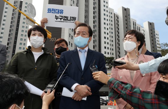 홍준표 국민의힘 대선 경선후보가 20일 오전 경기도 성남시 대장동 대장지구를 방문해 개발현장을 살펴보며 발언을 하고 있다. 2021.9.20/뉴스1 © News1 박세연 기자 /사진=뉴스1