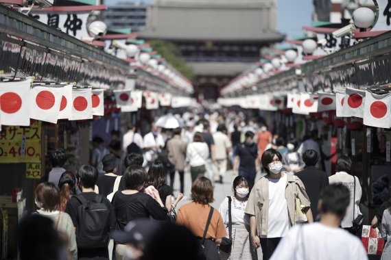 20일 일본 도쿄의 유명 관광지인 아사쿠사 주변에 인파가 몰렸다. AP뉴시스
