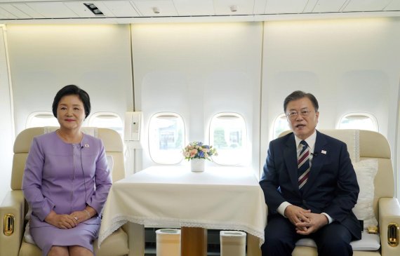 (서울=뉴스1) = 문재인 대통령과 김정숙 여사가 19일 오후 뉴욕 유엔총회 참석을 위해 미국으로 출국 전 전용기 안에서 추석 명절 인사를 영상으로 전하고 있다. (청와대 제공)2021.9.20/뉴스1 /사진=뉴스1화상