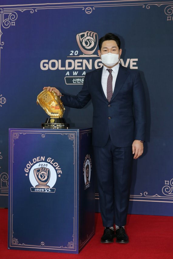 [서울=뉴시스] 고범준 기자 = NC 양의지가 11일 오후 서울 강남구 삼성동 코엑스 오디토리움에서 열린 2020 KBO 골든글러브 시상식 레드카펫 행사에서 포즈를 취하고 있다. (사진=KBO 제공) 2020.12.11. photo@newsis.com