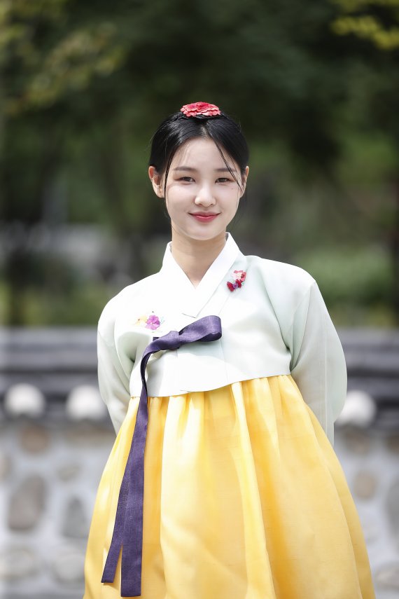 가수 황우림이 서울 종로구 홍보관에서 뉴스1과의 인터뷰에 앞서 한복을 곱게 차려입고 포즈를 취하고 있다. 2021.9.17/뉴스1 © News1 권현진 기자