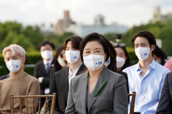 [뉴욕=뉴시스] 김진아 기자 = 문재인 대통령과 UN총회 참석차 뉴욕을 방문한 김정숙 여사가 20일(현지시간) 메트로폴리탄 미술관에서 열린 한국실 개관 행사에 참석해 있다. 2021.09.21. bluesoda@newsis.com <저작권자ⓒ 공감언론 뉴시스통신사. 무단전재-재배포 금지.> /사진=뉴시스화상