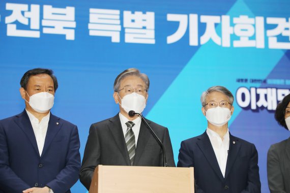 더불어민주당 대선 경선 후보인 이재명 경기지사가 17일 광주 동구 금남로 전일빌딩245에서 광주전남전북 특별 기자회견을 하고 있다.2021.9.17/뉴스1 © News1 박준배 기자