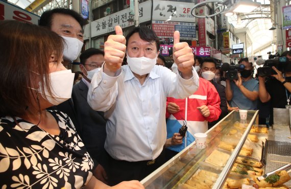 윤석열 국민의힘 대선 경선 후보가 18일 오후 경남 창원 반송시장을 찾아 시민들을 향해 엄지를 들고 있다. 2021.9.18/뉴스1 © News1 여주연 기자