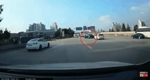 고속도로 요금소를 통과하던 중 대각선으로 진입을 시도하는 K5와 부딪힌 테슬라가 전복하는 사고가 발생했다. (유튜브 '한문철Tv' 영상 갈무리) © 뉴스1