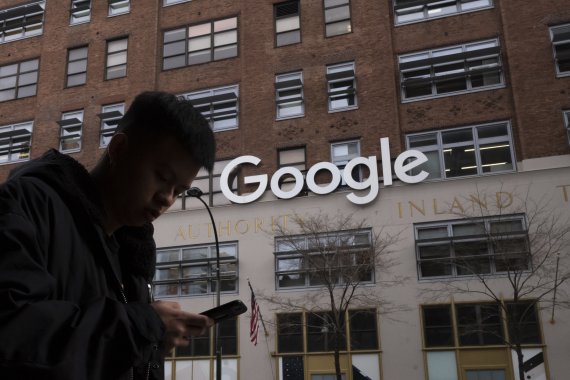 구글이 21일(현지시간) 미국 뉴욕 맨해튼의 허드슨강 인근 '세인트존스 터미널' 건물을 21억달러에 사들이기로 했다고 밝혔다. 2018년 12월 17일 구글 뉴욕 사무실 앞을 한 청년이 걸어나고 있다. FILE - In this file photo dated Monday, Dec. 17, 2018, a man using a mobile phone walks past Google offices in New York. Google is planning to buy New York's St. John’s Terminal for $2.1 