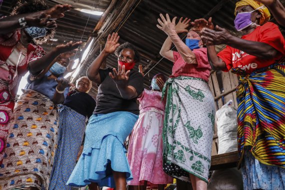 케냐 수도 나이로비의 슬럼가에서 태권도 수련회를 이끄는 제인 와이타게니 키마루가 태권도 수련을 하는 여성들과 방어기술을 함께 하고 있다.<div id='ad_body3' class='mbad_bottom' ></div> /사진=AP뉴시스
