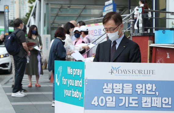 국민의힘 대선 예비후보인 최재형 전 감사원장이 22일 오전 서울 마포구 홍대입구역 경의선숲길 부근에서 낙태 반대 릴레이 1인 시위를 하고 있다. 뉴스1