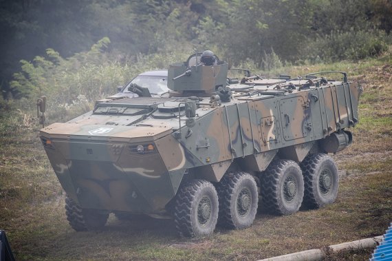 육군은 지난 15일부터 16일까지 강원도 인제군 육군과학화전투훈련단(KCTC)에서 최상위 전투체계인 Army TIGER 4.0 전투실험 현장을 공개했다. Army TIGER 4.0 전투실험에 투입된 K808 차륜형장갑차가 적진으로 기동하고 있다. 사진=육군 제공