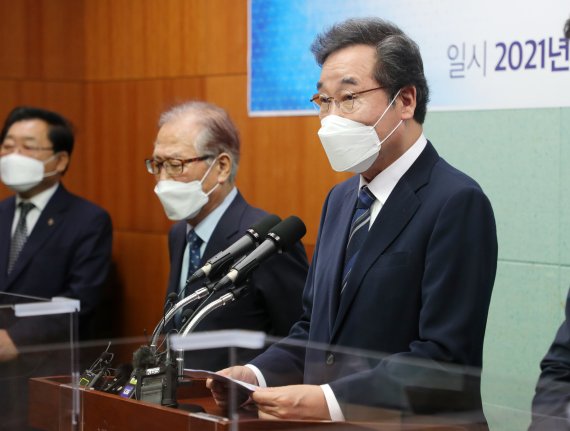 이낙연 더불어민주당 대선 경선 후보가 22일 전북 전주시 전북도의회 브리핑룸을 방문해 기자회견을 열고 질의에 답변하고 있다. 2021.09.22. 뉴시스.