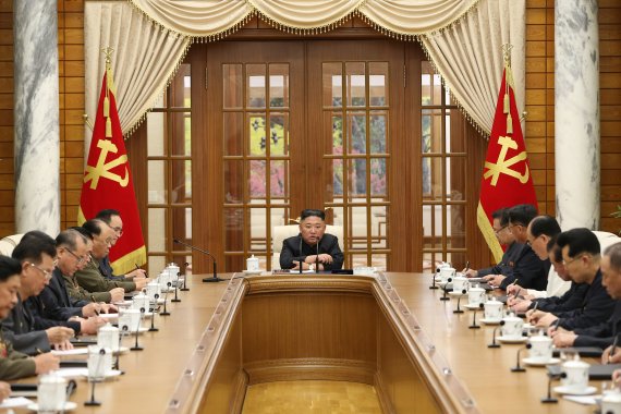 (평양 노동신문=뉴스1) = 김정은 북한 조선노동당 총비서(가운데)가 지난 6월4일 당 중앙위 본부청사에서 중앙위 제8기 제1차 정치국회의를 주재했다. [국내에서만 사용가능. 재배포 금지. DB 금지. For Use Only in the Republic of Korea. Redistribution Prohibited] rodongphoto@news1.kr