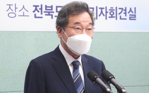 이낙연 더불어민주당 대선 경선 후보가 지난 22일 전북 전주시 전북도의회에서 기자회견을 열고 지지를 호소하고 있다. /사진=뉴스1