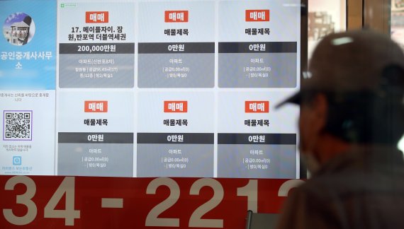 [서울=뉴시스] 조성우 기자 = 전셋값 상승의 여파로 월세 가격이 뛰어오르고 있다. 한국부동산원이 발표한 '8월 전국주택가격동향조사'에 따르면 월세가격 상승률은 0.43%로 나타나 관련 통계 집계를 시작한 2015년 이후 가장 높다. 16일 서울 시내 한 아파트 상가 내 공인중개사사무소에 매물판이 비어 있다. 2021.09.16. xconfind@newsis.com