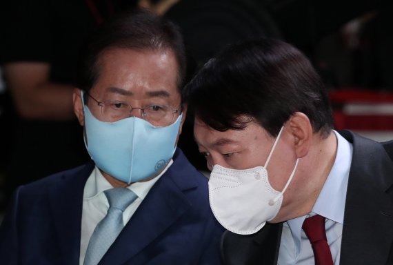 '이대남' 잡아라…홍준표 고집 꺾고 윤석열은 '군필 청약가점' 공약