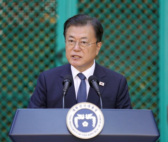 [호놀룰루=뉴시스] 김진아 기자 = 문재인 대통령이 22일(현지시간) 미국 하와이대 한국학 연구소에서 열린 독립유공자 훈장 추서식에서 발언하고 있다. 2021.09.23. bluesoda@newsis.com <저작권자ⓒ 공감언론 뉴시스통신사. 무단전재-재배포 금지.> /사진=뉴시스화상