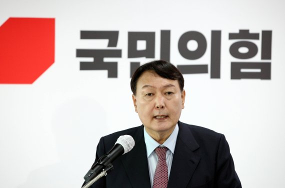 국민의힘 대선 예비후보인 윤석열 전 검찰총장이 22일 오후 서울 여의도 국민의힘 중앙당사에서 외교안보 관련 공약을 발표하고 있다. 2021.9.22/뉴스1 © News1 구윤성 기자