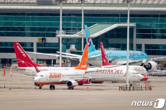 인천국제공항 계류장에 제주항공과 이스타항공 항공기 등이 멈춰 서 있는 모습. 2020.7.24/뉴스1DB