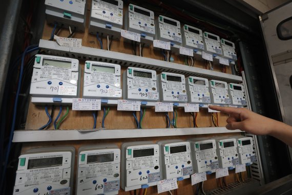 22일 서울의 한 다세대주택에서 입주민이 전기 계량기를 살펴보고 있다. 2021.9.22/뉴스1 © News1 임세영 기자