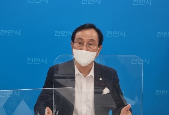 브리핑하는 박상돈 천안시장. 사진/뉴스1