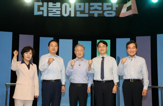 추미애(왼쪽부터), 김두관, 이재명, 박용진, 이낙연 더불어민주당 대선 경선 주자들이 지난 19일 오후 3시 광주 MBC사옥에서 열린 민주당 제20대 대선후보자 광주·전남·전북지역 생방송 토론에 앞서 포즈를 취하고 있다. 2021.9.19/뉴스1 © News1 허단비 기자 /사진=뉴스1